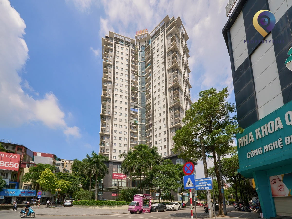 Góc nhìn khác của tòa nhà Trung Yên Plaza với bầu trời xanh và cảnh quan xung quanh